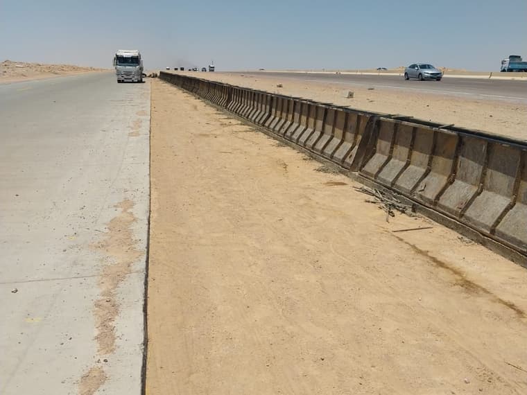 حواجز نيوجيرسي خرسانية ممتدة بجانب طريق